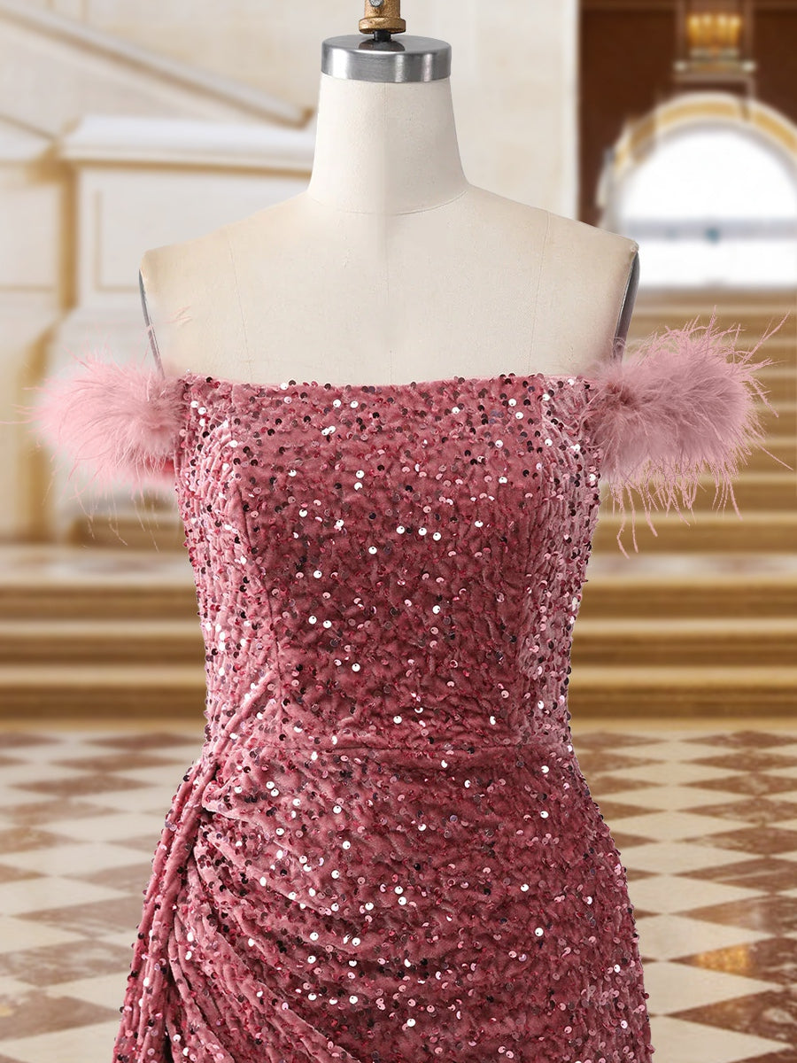 Funkelnde, trägerlose, lange Abendkleider im Trompeten-/Meerjungfrauenstil mit Pailletten, Schlitz an der Seite und Federn