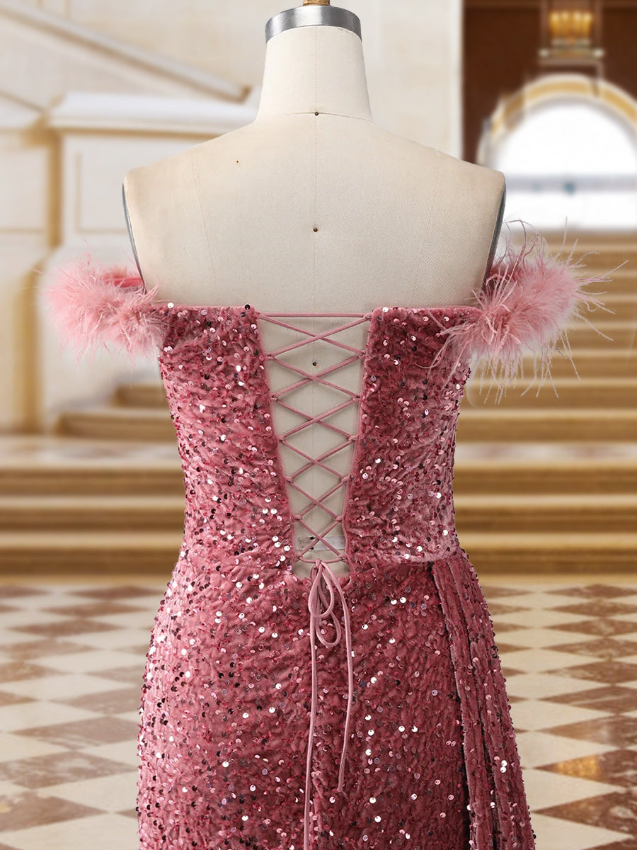 Funkelnde, trägerlose, lange Abendkleider im Trompeten-/Meerjungfrauenstil mit Pailletten, Schlitz an der Seite und Federn