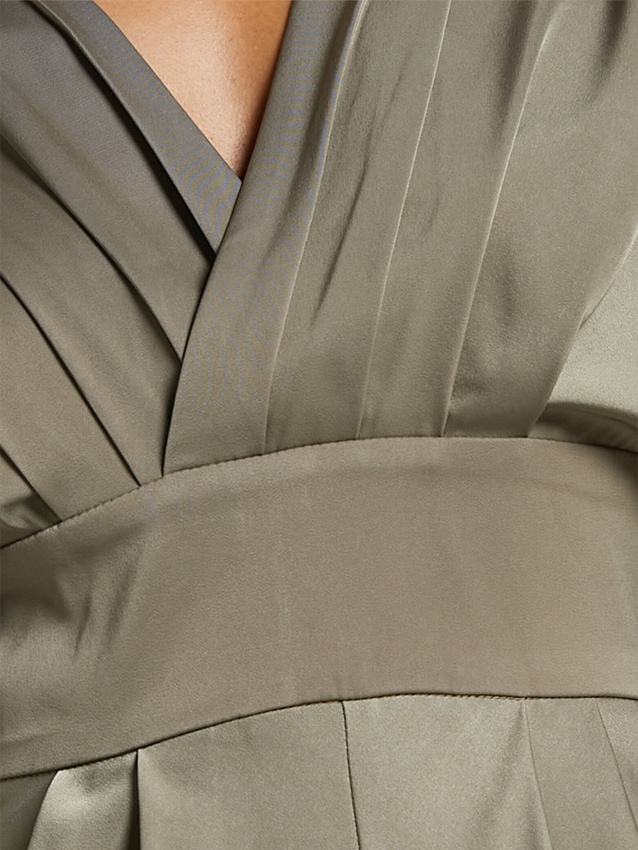 Etui-Linie/Säulen-Abendkleid aus Seidensatin mit V-Ausschnitt und kurzen Ärmeln und Schlitz an der Seite