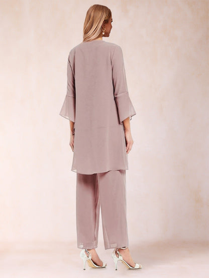 3-teiliger Hosenanzug aus Chiffon mit U-Ausschnitt und langen Ärmeln, Applikationen und Jacke