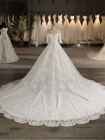 Schulterfreies Brautkleider in Duchesse-Linie mit Halbärmeligen Tüllapplikationen Und Spitze In Hofschleppe